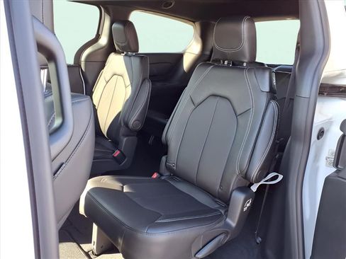 New 2025 Chrysler Pacifica Select FWD image 14