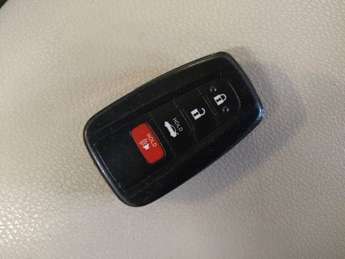 Used 2018 Toyota Camry LE w/ Convenience Package FWD image 32