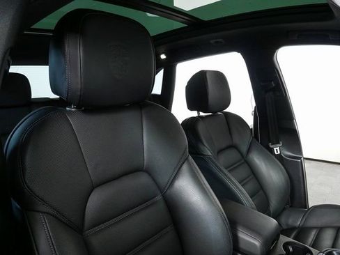 Certified 2023 Porsche Macan image 23