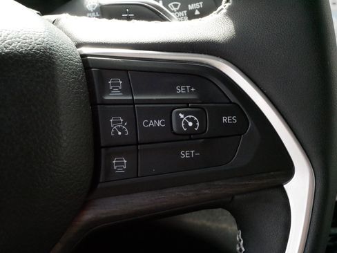 Used 2023 Jeep Grand Cherokee Limited AWD/4WD image 25