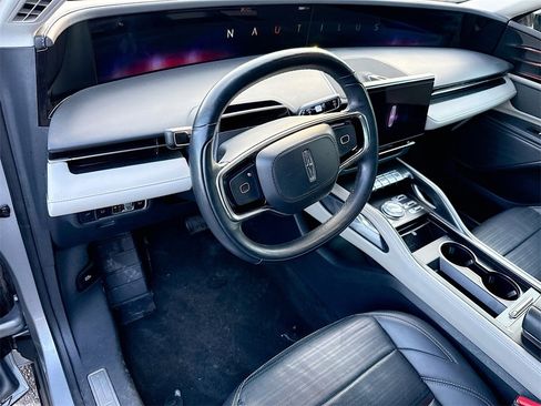 Used 2024 Lincoln Nautilus Reserve image 10