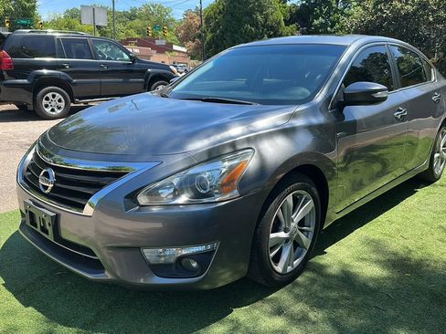 Used 2015 Nissan Altima 2.5 SV w/ Convenience Package FWD image 3