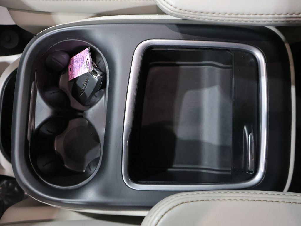 Used 2021 Chrysler Pacifica Touring-L FWD image 37