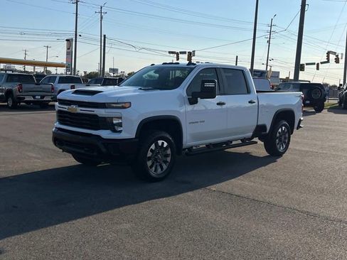 Used 2025 Chevrolet Silverado 2500 Custom w/ Custom Value Package image 8