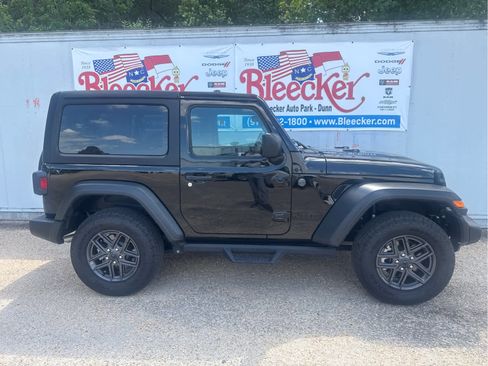 Used 2025 Jeep Wrangler Sport AWD/4WD image 2