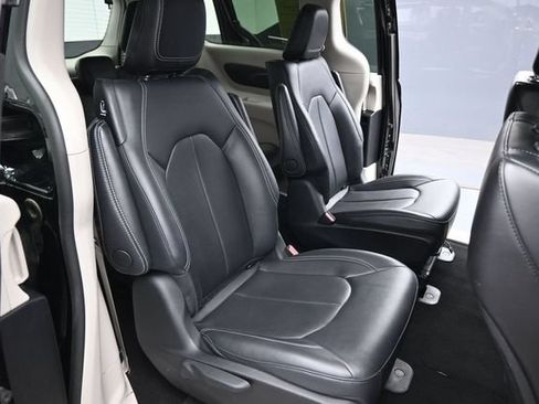 Used 2024 Chrysler Pacifica Limited FWD image 16