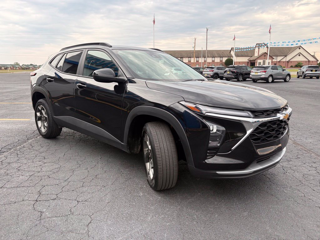 Used 2025 Chevrolet Trax LT FWD image 6