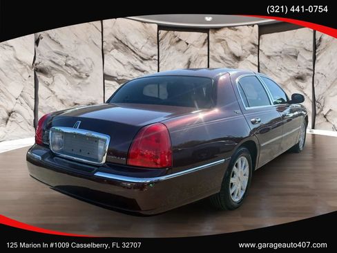 Used 2010 Lincoln Town Car Signature Limited image 7