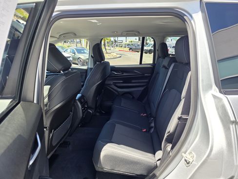 Used 2023 Jeep Grand Cherokee Laredo RWD image 17