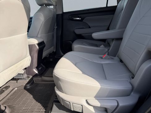 Used 2023 Toyota Highlander XLE image 18