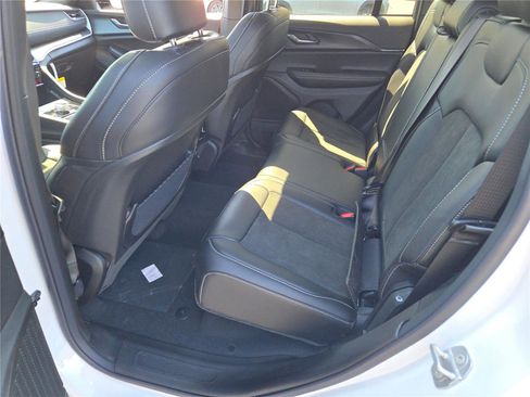 New 2025 Jeep Grand Cherokee Altitude image 20