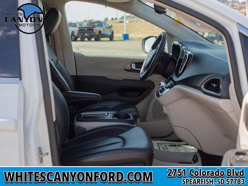 Used 2023 Chrysler Pacifica Touring-L FWD image 12