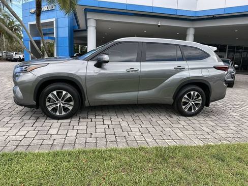 Used 2025 Toyota Highlander XLE FWD image 31