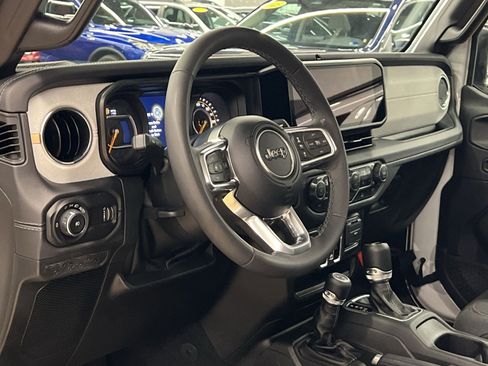 Used 2025 Jeep Wrangler Unlimited Sahara AWD/4WD image 15