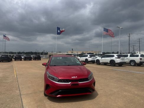 Used 2023 Kia Forte LXS FWD image 4