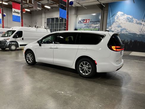 New 2026 Chrysler Pacifica Select AWD/4WD image 3