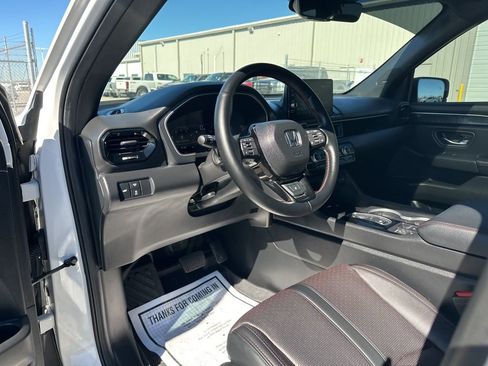 Used 2025 Honda Pilot Black Edition image 14