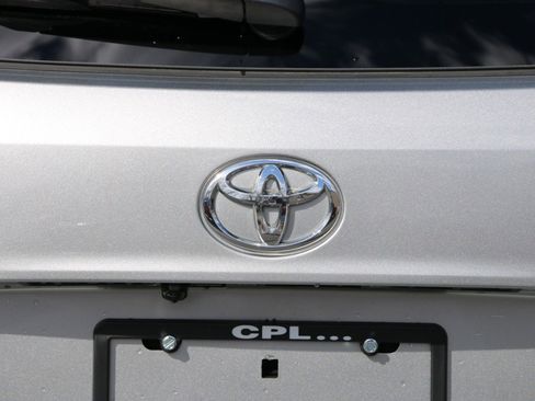 Used 2022 Toyota Highlander XLE image 5