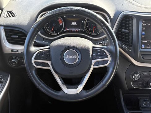 Used 2017 Jeep Cherokee Limited image 6