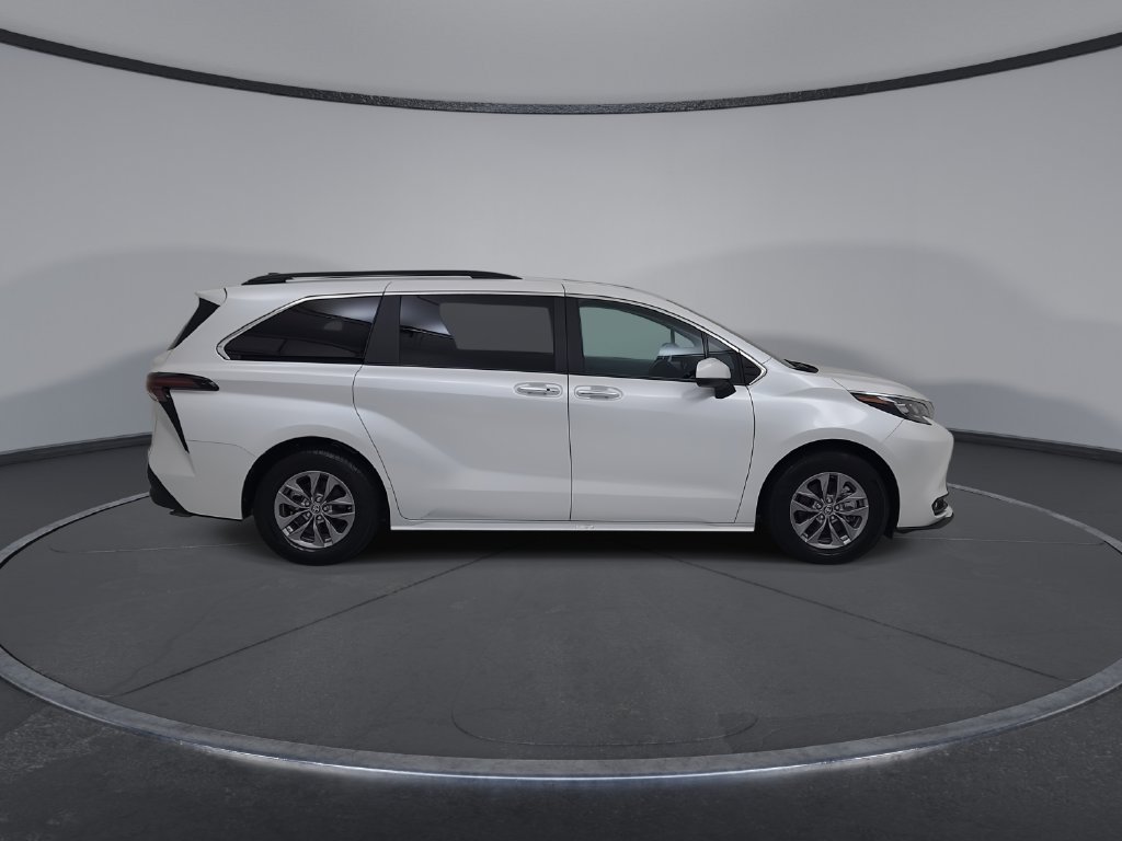 Used 2025 Toyota Sienna XLE FWD image 19