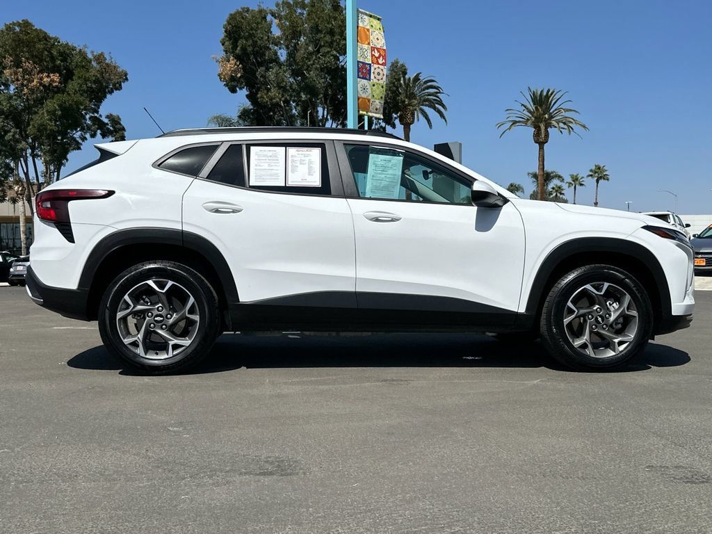 Used 2025 Chevrolet Trax LT FWD image 6