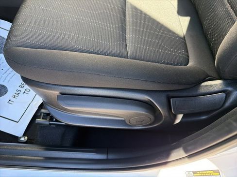 Certified 2025 Hyundai Venue SE image 17