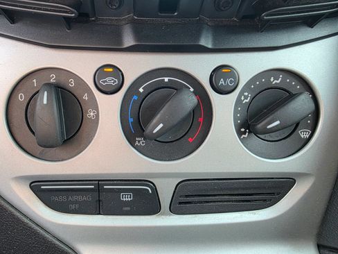 Used 2014 Ford Focus SE FWD image 16
