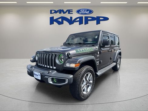 Used 2018 Jeep Wrangler Unlimited Sahara AWD/4WD image 3