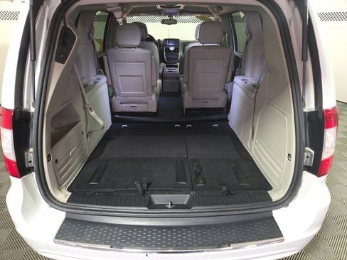 Used 2015 Chrysler Town & Country Touring image 11
