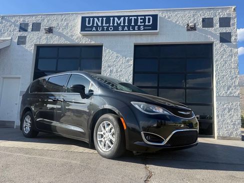 Used 2017 Chrysler Pacifica Touring Plus FWD image 2