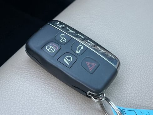 Used 2019 Jaguar F-PACE image 24