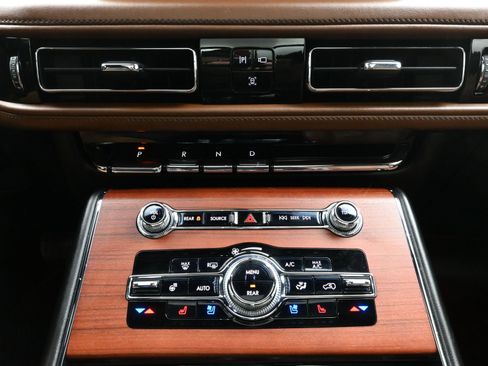 Used 2021 Lincoln Aviator Grand Touring w/ Elements Package Plus image 17