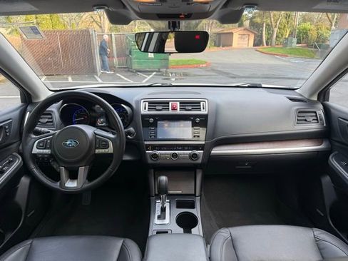 Used 2017 Subaru Outback 3.6R Limited image 18