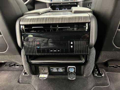 Used 2024 Jeep Wagoneer Series II w/ Flexible Seating Group AWD/4WD image 26