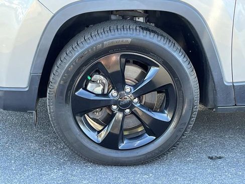 Used 2020 Jeep Cherokee Latitude Plus AWD/4WD image 11