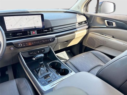 Used 2025 Kia Carnival FWD image 23