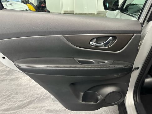 Used 2015 Nissan Rogue SV w/ SV Premium Package image 12