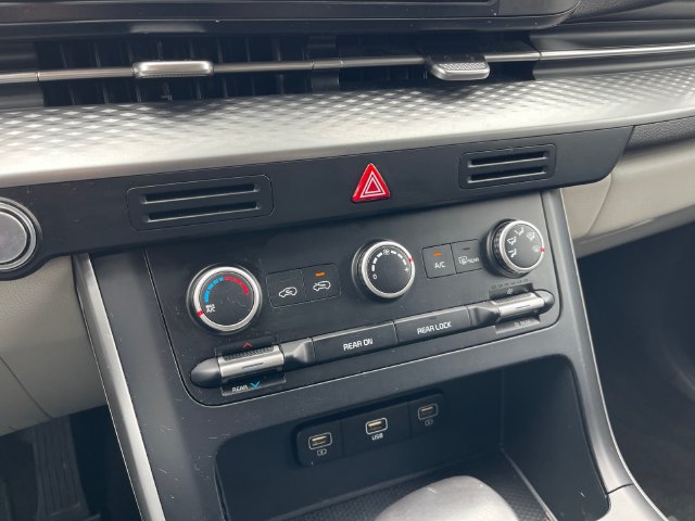 Used 2023 Kia Carnival LX FWD image 21