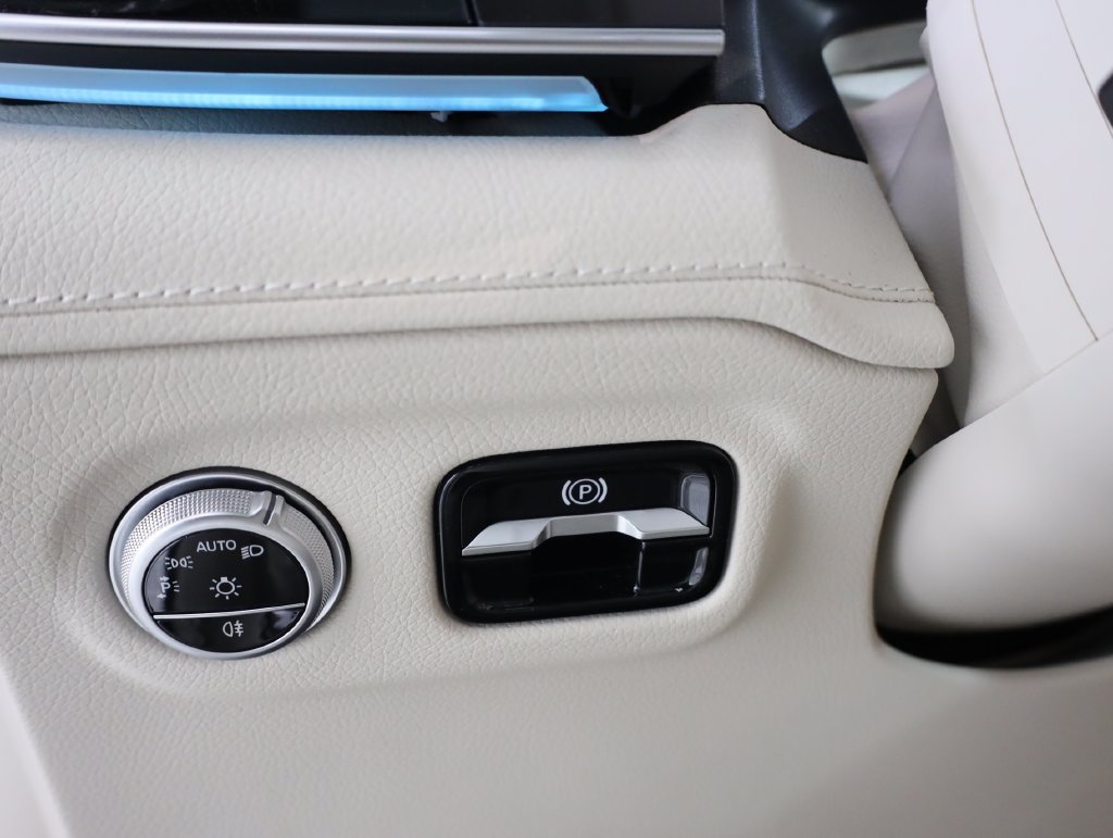 Used 2025 Mercedes-Benz EQS 450+ 4MATIC SUV image 12