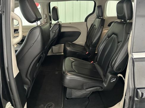 Used 2023 Chrysler Pacifica Touring-L FWD image 23