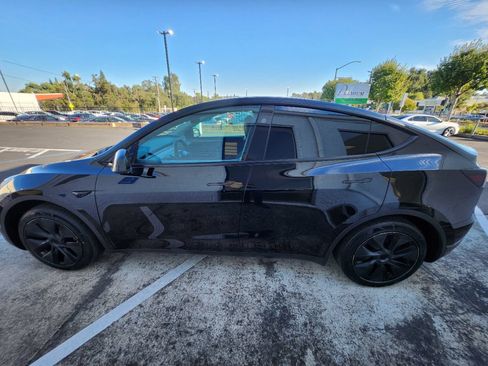 Used 2024 Tesla Model Y Long Range RWD image 2
