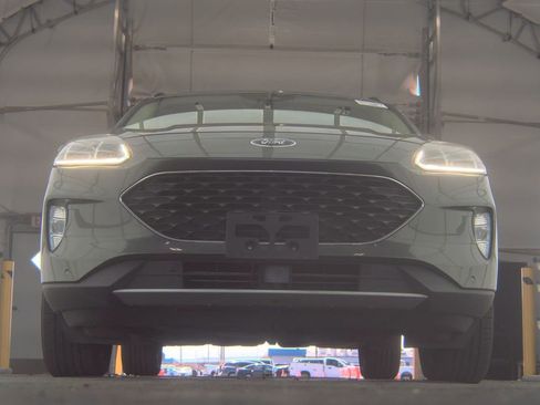 Used 2020 Ford Escape Titanium image 3