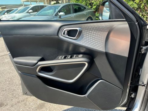 Used 2025 Kia Soul LX w/ LX Technology Package FWD image 18