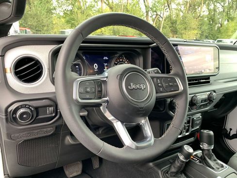 Used 2025 Jeep Wrangler Sahara image 33