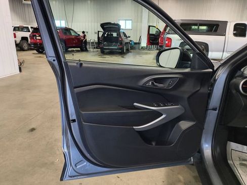 Used 2025 Chevrolet Trax RS FWD image 21