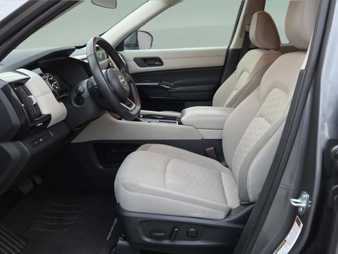 Used 2024 Nissan Pathfinder SV image 9