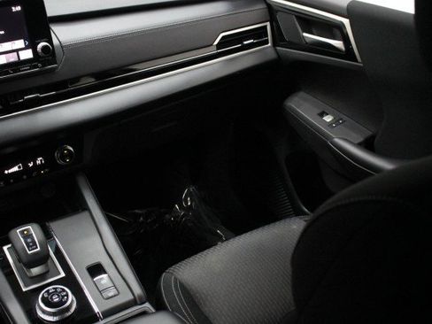 Used 2024 Mitsubishi Outlander ES image 29