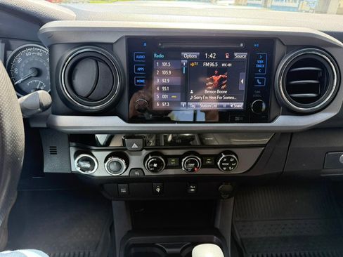 Used 2017 Toyota Tacoma TRD Sport w/ Tow Package AWD/4WD image 18