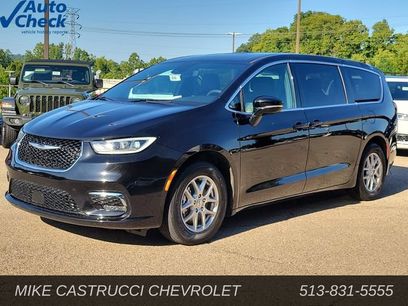 Used 2025 Chrysler Pacifica Select