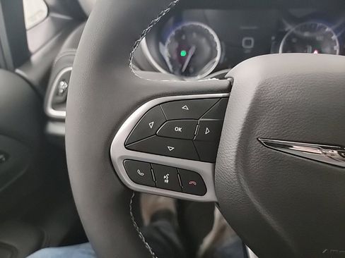 New 2025 Chrysler Pacifica Select image 15
